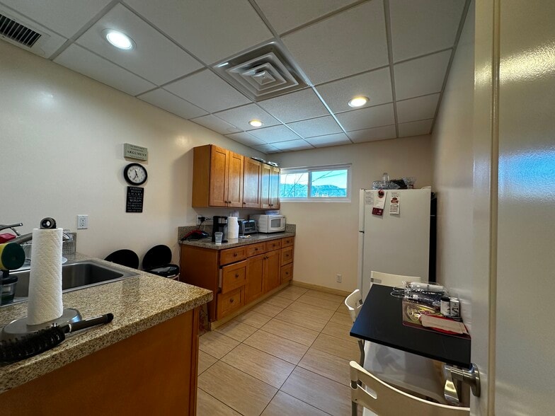 More Photos Of 3909 Ocean View Blvd, Montrose Medical For Lease