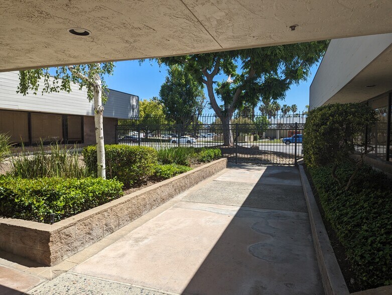 More Photos Of 5100 California Ave, Bakersfield Office For Lease