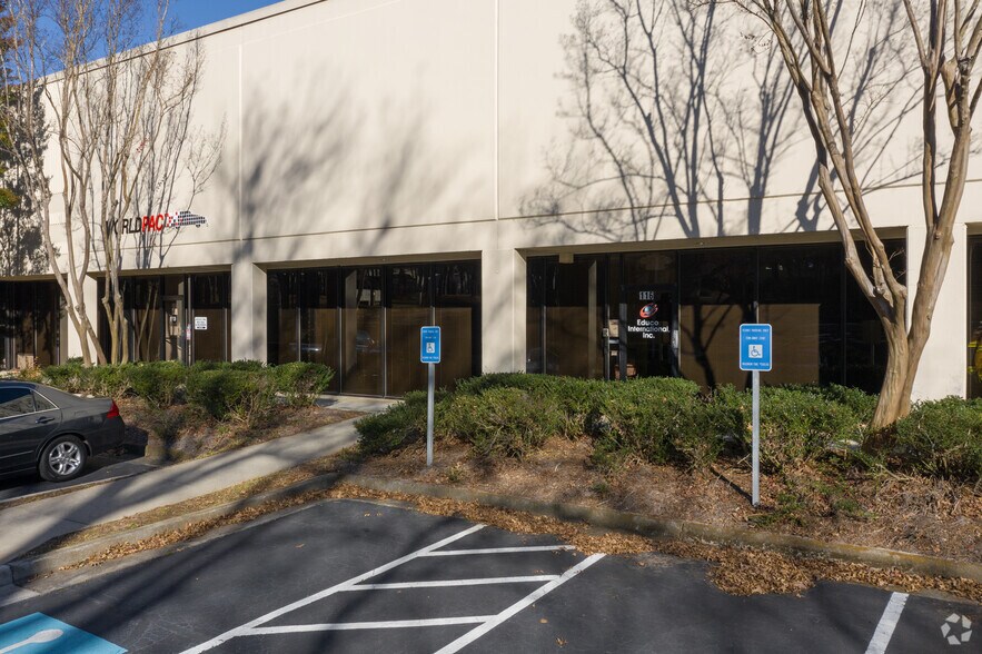 More Photos Of 715 Park North Blvd, Clarkston Distribution For Lease