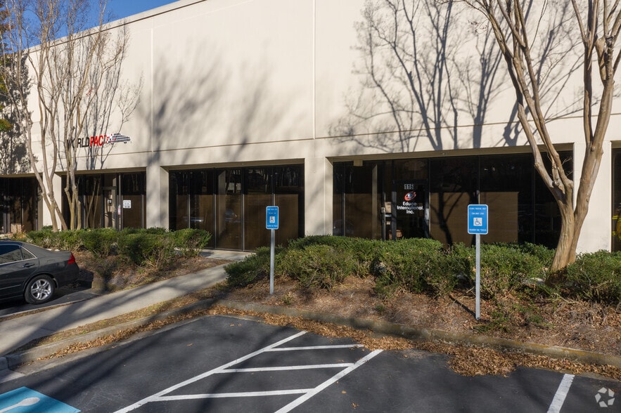 More Photos Of 715 Park North Blvd, Clarkston Distribution For Lease