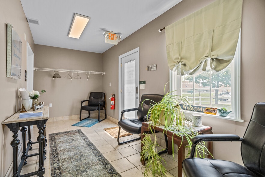 More Photos Of 218 Oak St, Grove City Office For Lease