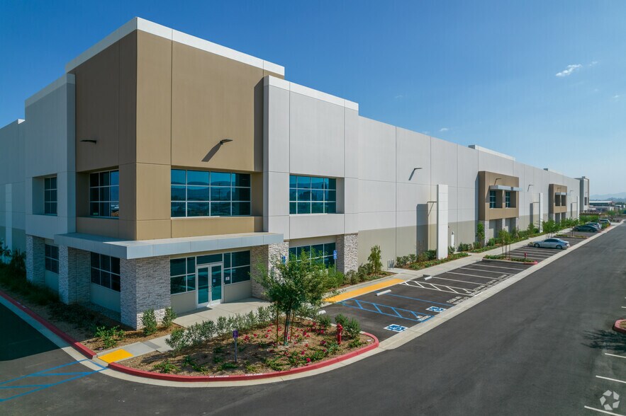 More Photos Of 100 W Walnut Ave, Perris Distribution For Lease