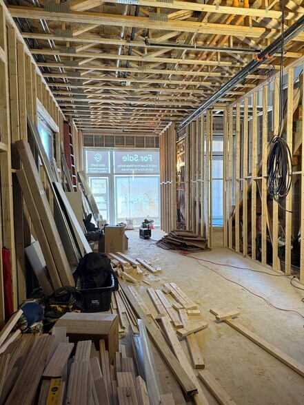 More Photos Of 2046 N Damen Ave, Chicago Storefront For Sale