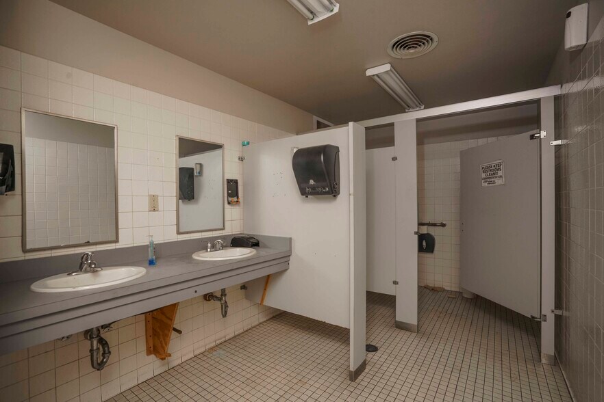 More Photos Of 1310 S Commerce St, Harlingen Office For Sale