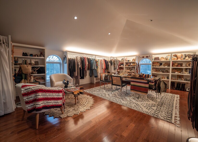 More Photos Of 649 High St, Worthington Storefront Retail Office For Sale