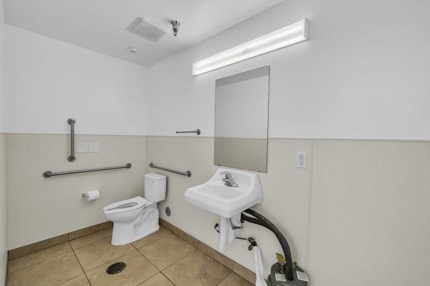 More Photos Of 520 W Telegraph St, Washington Freestanding For Lease