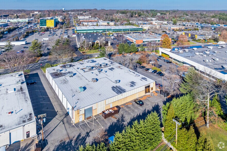 More Photos Of 370 Crossways Park Dr, Woodbury Distribution For Lease