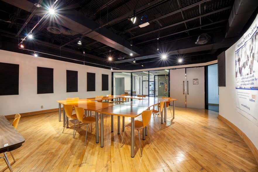 More Photos Of 9244 Markville Dr, Dallas Industrial For Lease