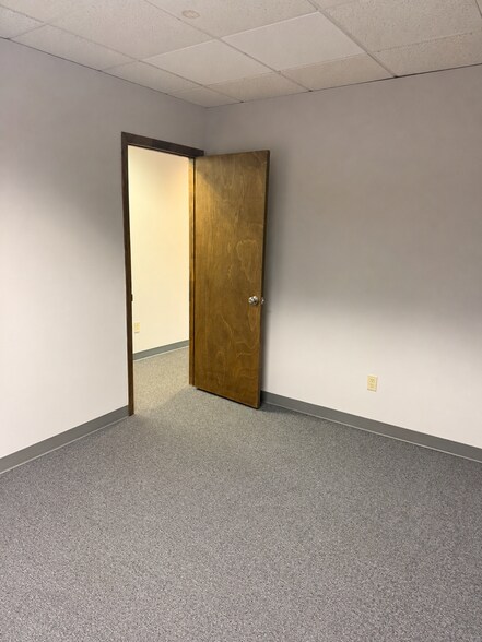 More Photos Of 10035 Sliding Hill Rd, Ashland Office For Lease