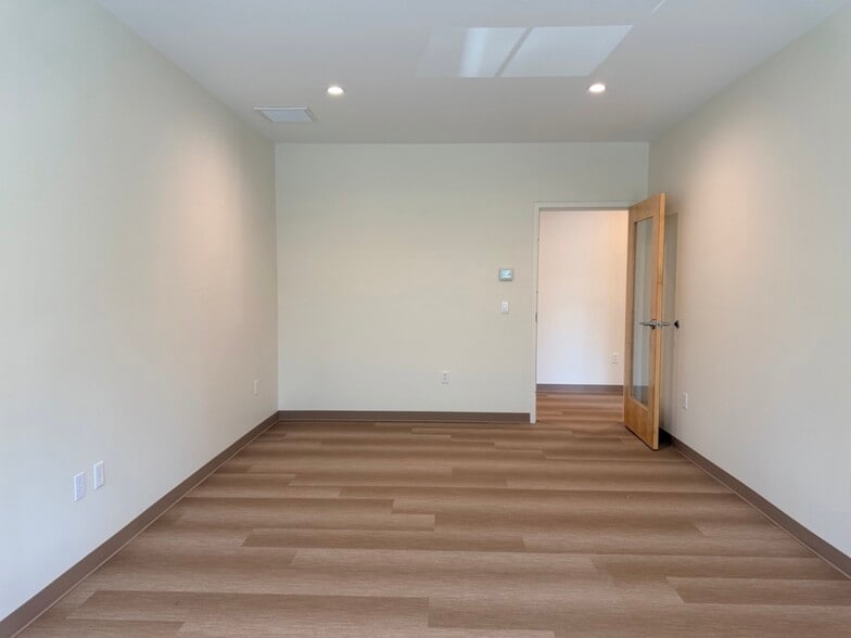 More Photos Of 814 Johnnie Dodds Blvd, Mount Pleasant Medical For Lease