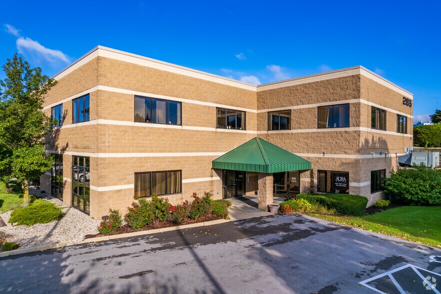 More Photos Of 285 Forest Grove Dr, Pewaukee Office For Lease