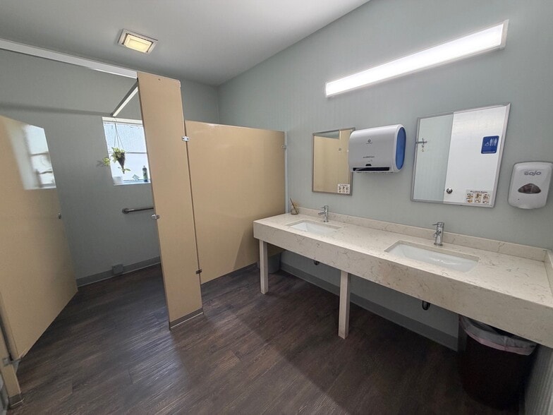 More Photos Of 5 Lunar Dr, Woodbridge Warehouse For Lease