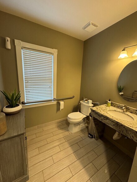 More Photos Of 640 W University Dr, Rochester Office Residential For Lease