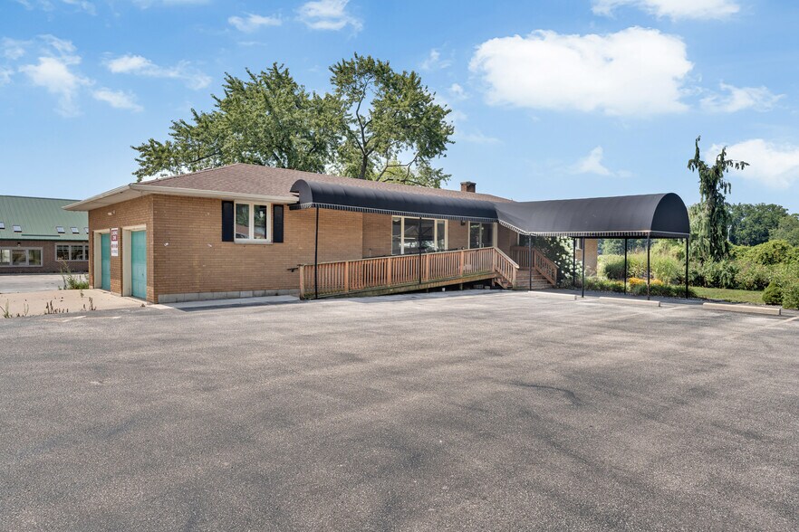 More Photos Of 585 Seacliff Dr, Kingsville Freestanding For Sale