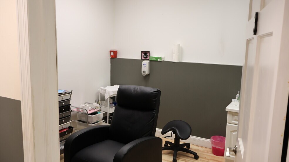 More Photos Of 626-636 E Ogden Ave, Naperville Unknown For Lease