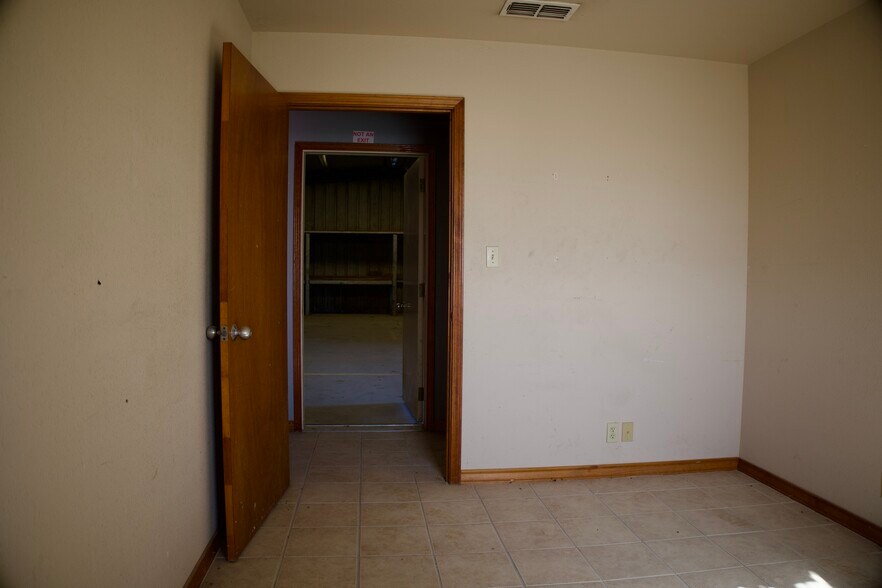 More Photos Of 3447 Highway 281, George West Auto Repair For Sale