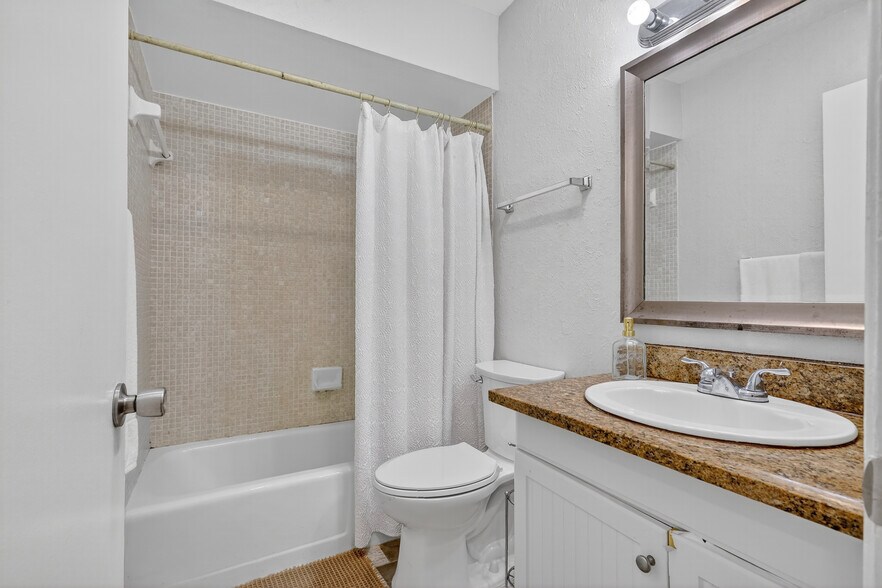 More Photos Of 1884 Southpointe Dr, Sarasota Apartments For Sale