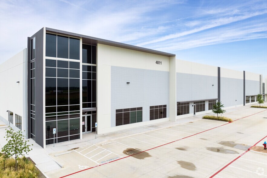 More Photos Of 4811 N Interstate 35, Georgetown Distribution For Lease