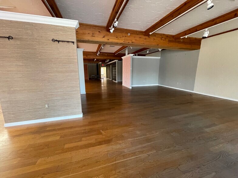 More Photos Of 9405 Kenwood Rd, Cincinnati Unknown For Lease