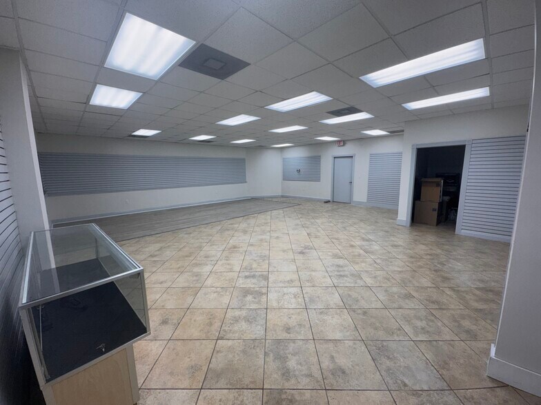 More Photos Of 4455 Ulmerton Rd, Clearwater Warehouse For Lease