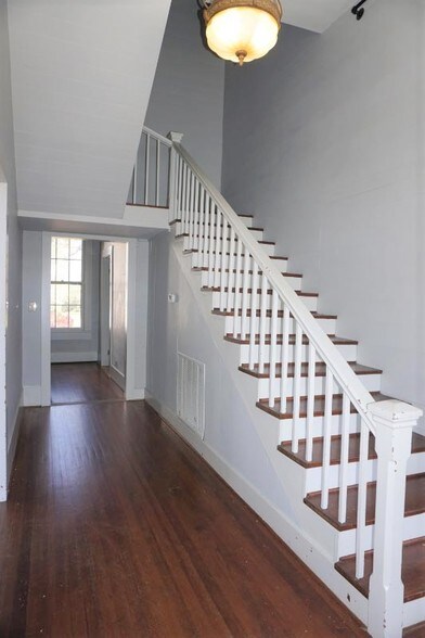 More Photos Of 668 N Main St, Jasper Storefront Retail Office For Sale