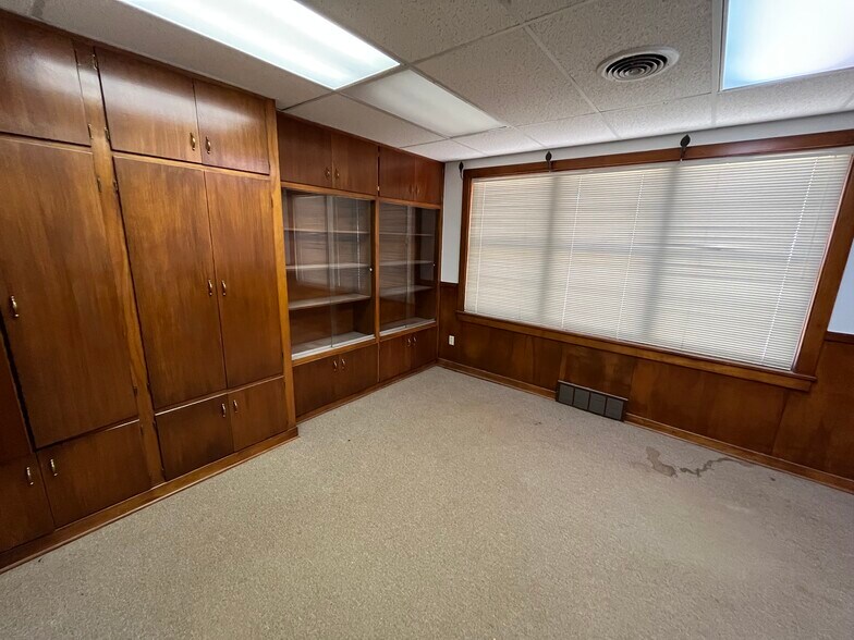 More Photos Of 209 S Pioneer Dr, Abilene Flex For Lease