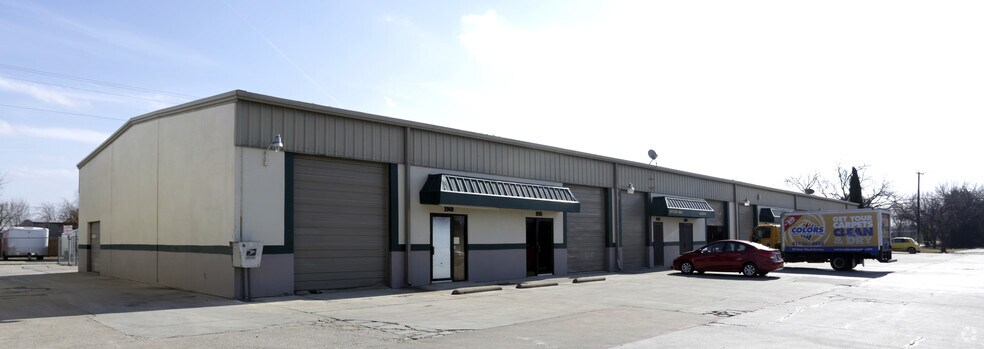 More Photos Of 2131-2163 Corzine Dr, Arlington Showroom For Lease