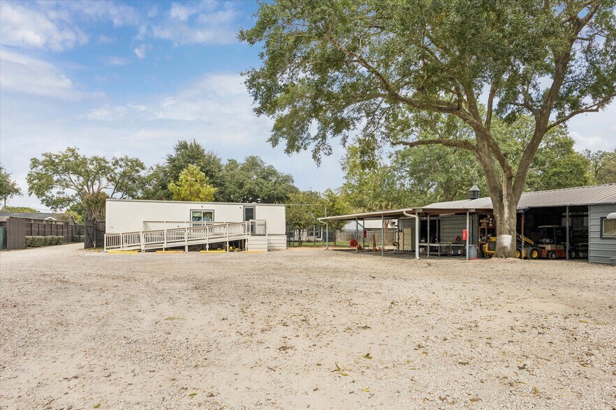 More Photos Of 5225 E 5th St, Katy Light Manufacturing For Sale