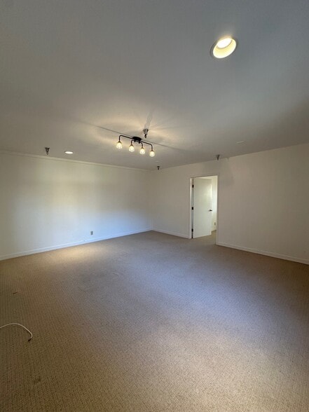 More Photos Of San Carlos St, Carmel Storefront For Lease