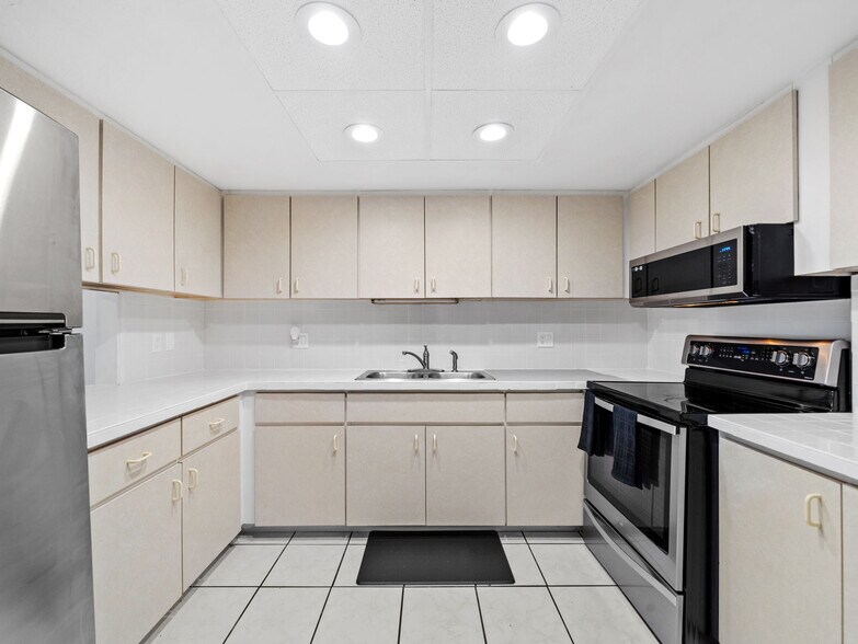 More Photos Of 1000 Stickney Point Rd, Sarasota Multifamily For Sale