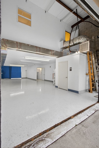 More Photos Of 3097-3117 SE Gran Park Way, Stuart Light Manufacturing For Sale