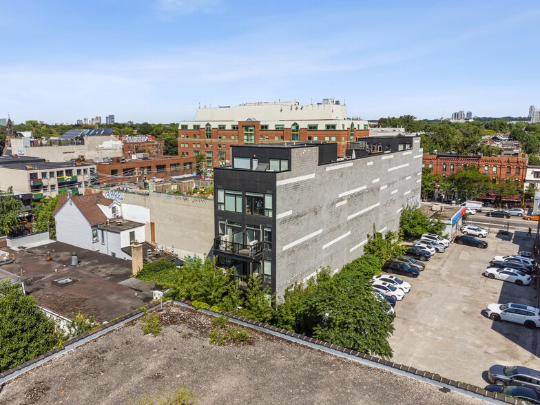 More Photos Of 335 College St, Toronto Apartments For Sale