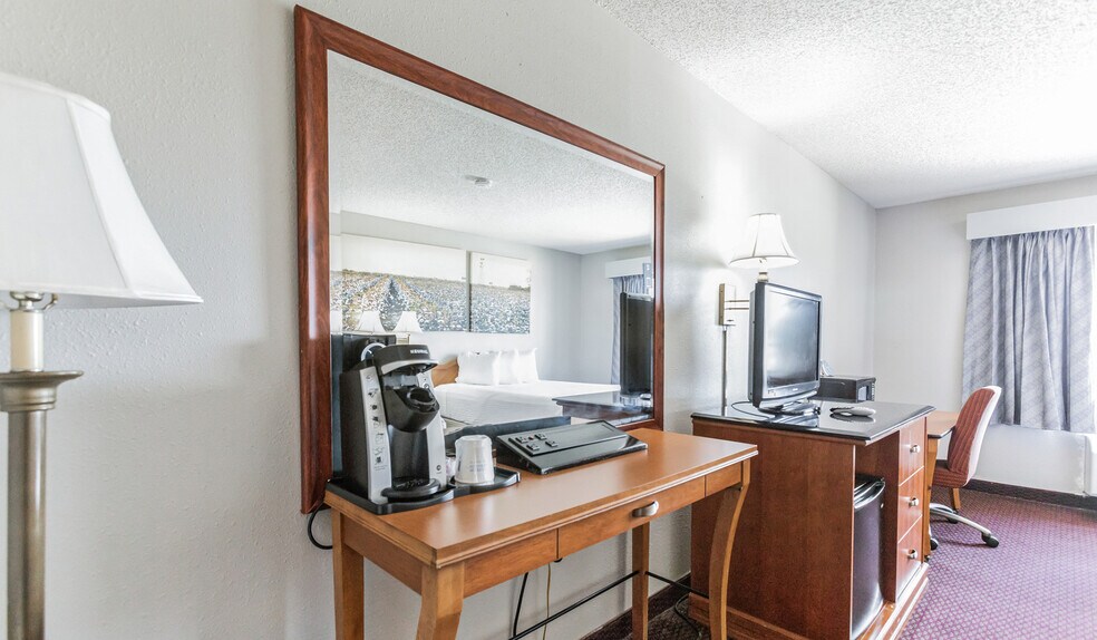 More Photos Of 912 US Highway 65/82 South, Lake Village Hotel For Sale