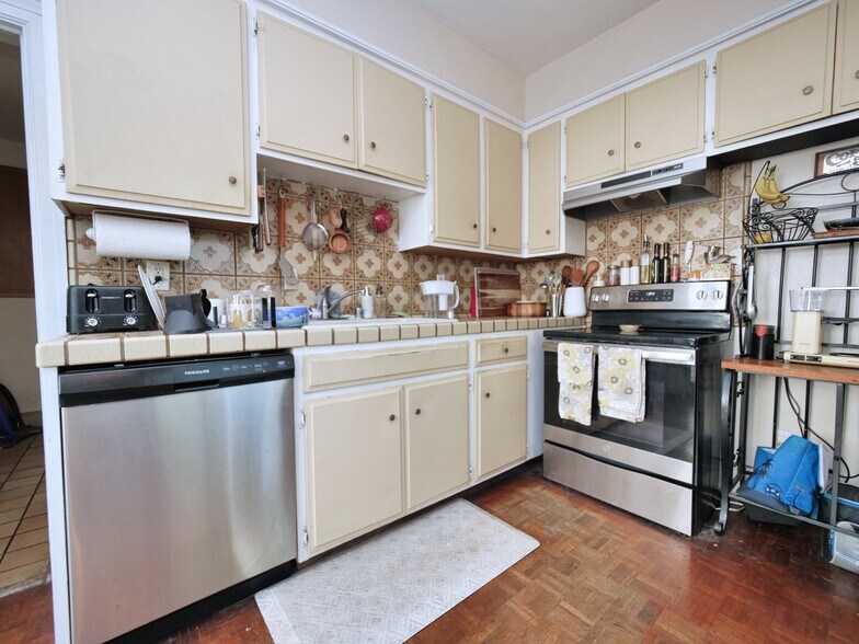 More Photos Of 1901-1903 H St, Sacramento Apartments For Sale