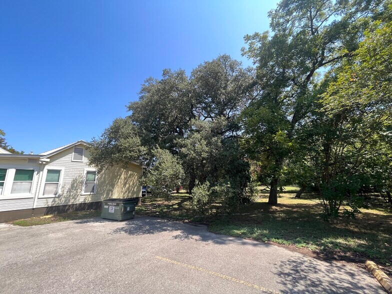 More Photos Of 211 Railroad St, Buda Medical For Sale