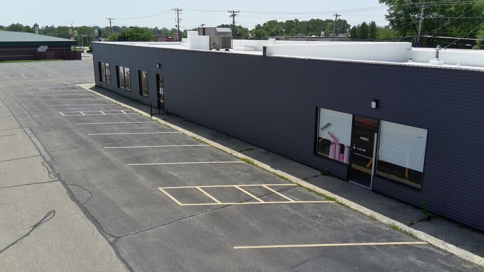More Photos Of 1944 Center Ave, Janesville Storefront For Sale