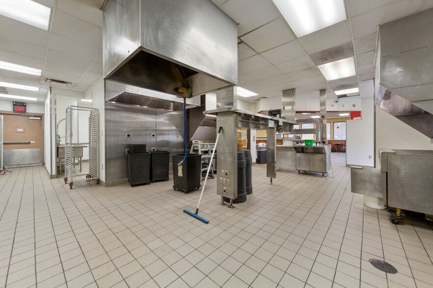 More Photos Of 101 W Lind St, Mankato Fast Food For Sale