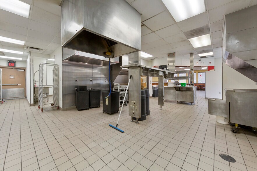 More Photos Of 101 W Lind St, Mankato Fast Food For Sale