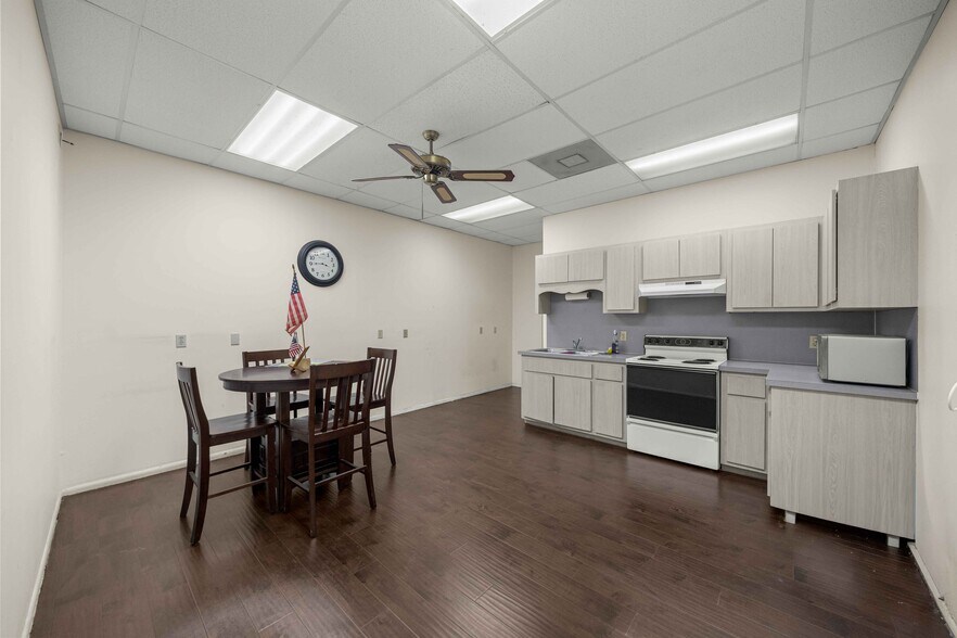 More Photos Of 1020 NE 5th St, Crystal River Unknown For Lease