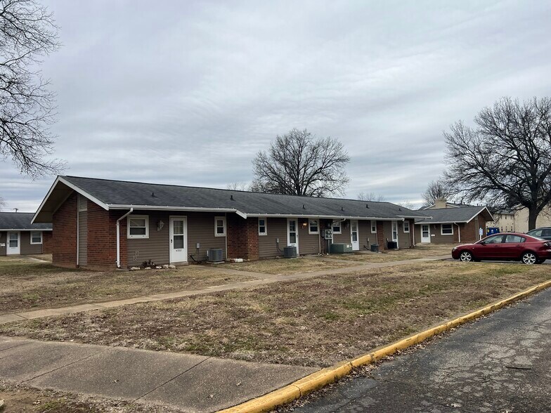More Photos Of 1450 Luther Sq, Evansville Apartments For Sale