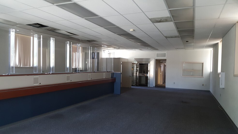 More Photos Of 17 Center Pl, Dundalk Storefront For Sale