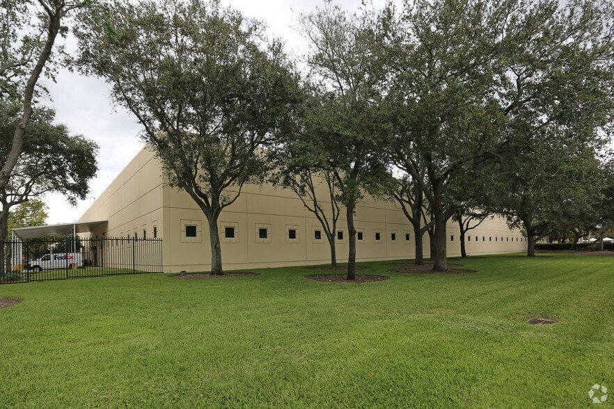 More Photos Of 17100 NW 59th Ave, Hialeah Office For Lease