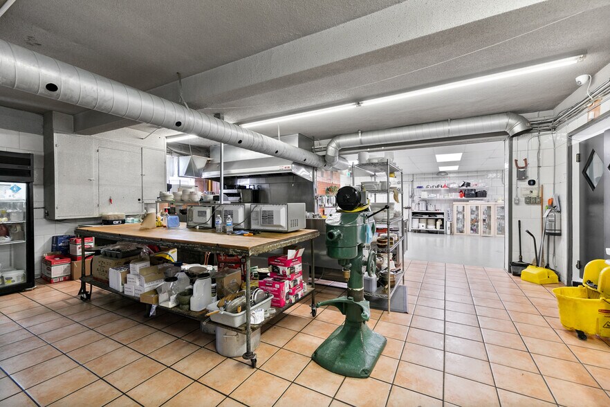 More Photos Of 839 Erie E, Windsor Restaurant For Sale