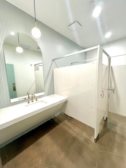 More Photos Of 142 5th St, Edmond Specialty For Lease