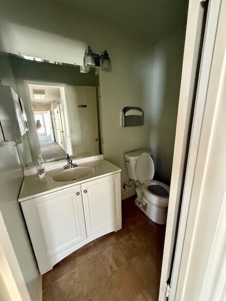 More Photos Of 10730 Riverside Dr, Toluca Lake Medical For Sale