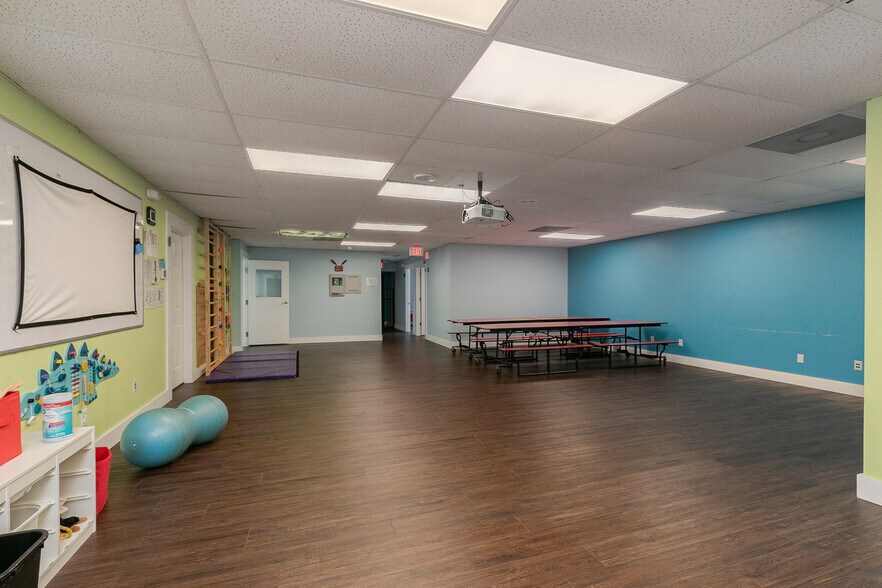 More Photos Of 500 W Daniels St, Ozark Office For Sale