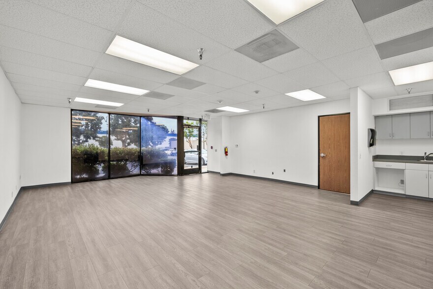 More Photos Of 9410 Topanga Canyon Blvd, Chatsworth Office For Lease