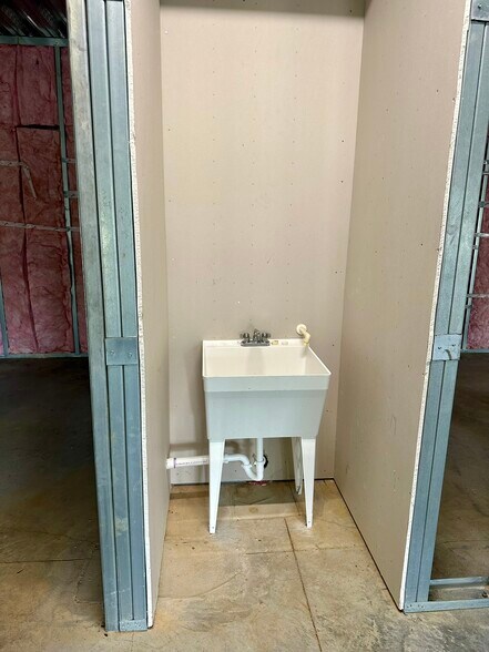 More Photos Of 27 N Courthouse Rd, Richmond Self Storage For Lease