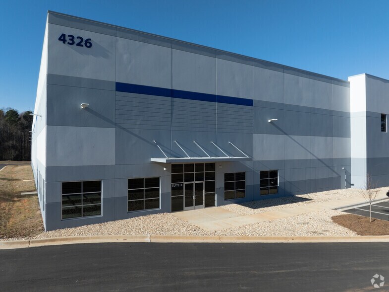 More Photos Of 4326 Avery Dr, Flowery Branch Distribution For Lease