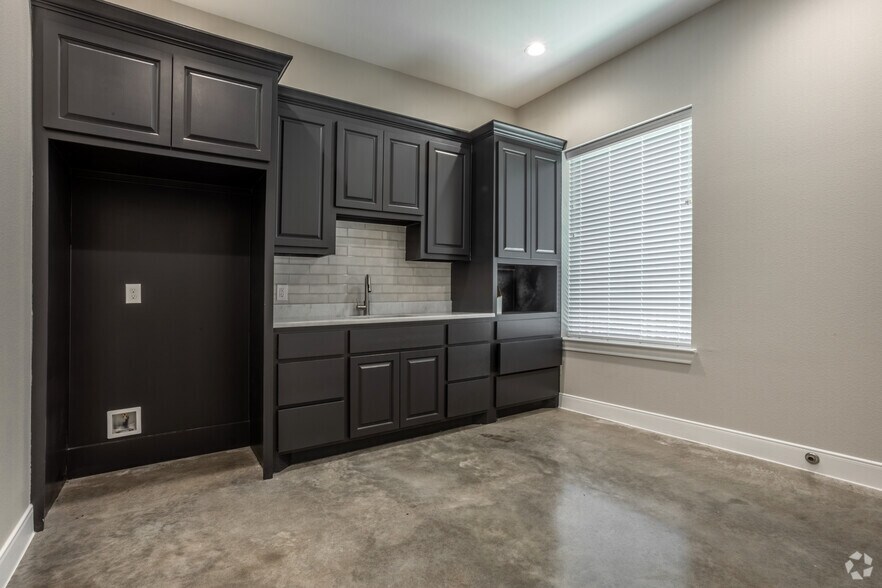 More Photos Of 1904 Longmire Rd, Conroe Unknown For Lease